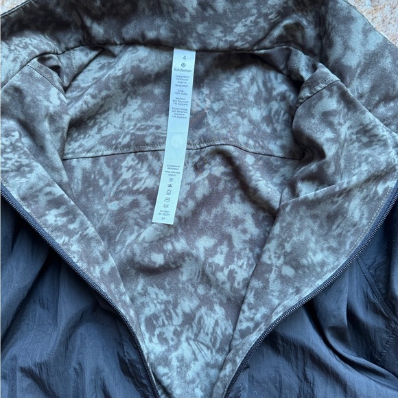 Lululemon Bombs Away Jacket Black/Olive Green Camo Print Reversible Zip Sz 4 - Picture 4 of 10